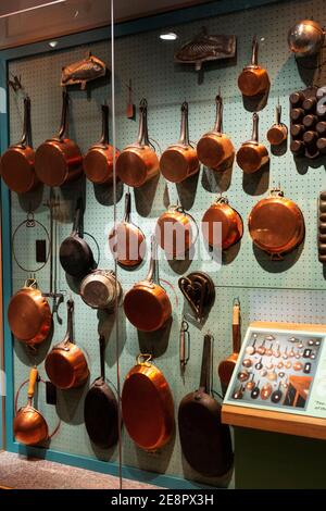 Kupfertöpfe und Pfannen werden in Julia Child's Küche im Smithsonian National Museum of American History in Washington, DC ausgestellt. Stockfoto