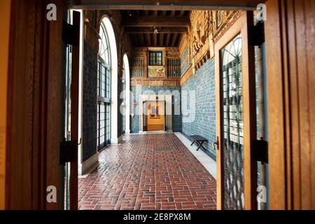 Die geflieste Loggia, inspiriert von aztekischen und inkischen Kunst, im Art Museum of the Americas in Washington, DC, USA. Stockfoto