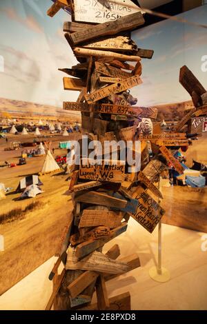 Ein Wegweiser aus dem Standing Rock Protest gegen die Dakota Access Pipeline, der im National Museum of the American Indian in Washington DC ausgestellt ist. Stockfoto