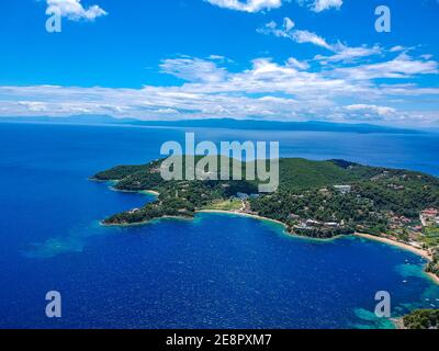Luftaufnahme über die südliche insel skiathos, Griechenland mit modernen Hotels und luxuriösen Villen in Sporaden, Griechenland, Europa Stockfoto