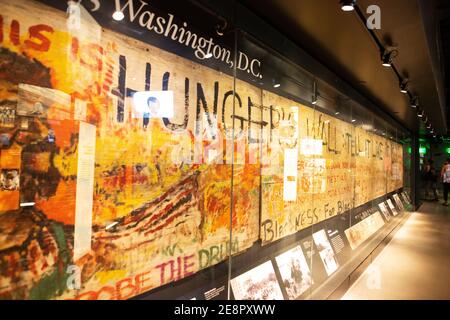 Paneele aus Sperrholz der Hungerwand aus Resurrection City in Washington DC im Sommer 1968 im National Museum of African American History ausgestellt. Stockfoto