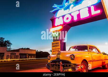 Vintage 1957 Pontiac Sedan geparkt im Historic Blue Swallow Motel, Tucumcari, New Mexico, USA Stockfoto