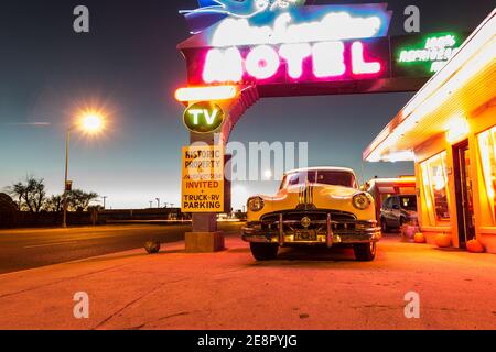 Vintage 1957 Pontiac Sedan geparkt im Historic Blue Swallow Motel, Tucumcari, New Mexico, USA Stockfoto