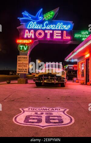 Vintage 1957 Pontiac Sedan geparkt im Historic Blue Swallow Motel, Tucumcari, New Mexico, USA Stockfoto