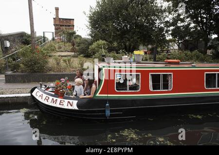 Familie auf dem Kanalboot, London, England, Großbritannien Stockfoto