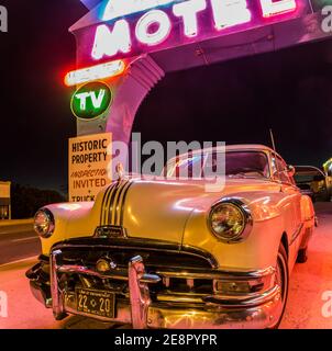 Vintage 1957 Pontiac Sedan geparkt im Historic Blue Swallow Motel, Tucumcari, New Mexico, USA Stockfoto