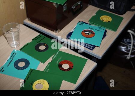 45rpm Singles - Platten - außerhalb einer DJ-Box - an Eine Soul-DJ-Nacht in London Stockfoto