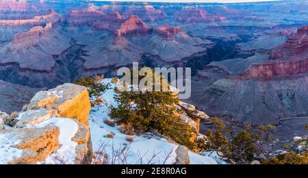 Schneebedeckter Pima Point und die Colorado River Gorge unten, Grand Canyon National Park, Arizona, USA Stockfoto