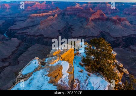 Schneebedeckter Pima Point und die Colorado River Gorge unten, Grand Canyon National Park, Arizona, USA Stockfoto