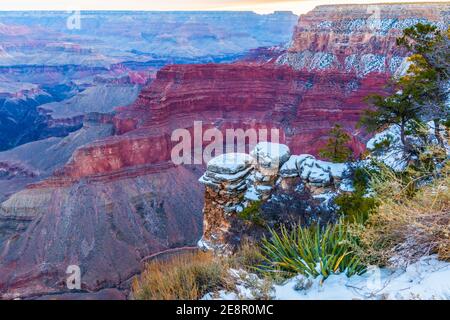 Schneebedeckter Pima Point und die Colorado River Gorge unten, Grand Canyon National Park, Arizona, USA Stockfoto