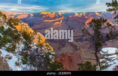 Schneebedeckter Pima Point und die Colorado River Gorge unten, Grand Canyon National Park, Arizona, USA Stockfoto