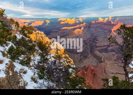 Schneebedeckter Pima Point und die Colorado River Gorge unten, Grand Canyon National Park, Arizona, USA Stockfoto