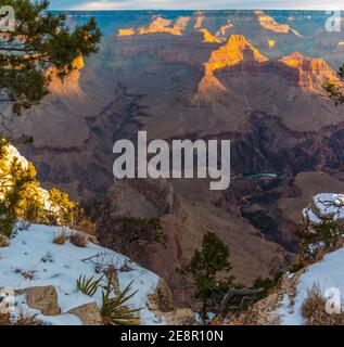 Schneebedeckter Pima Point und die Colorado River Gorge unten, Grand Canyon National Park, Arizona, USA Stockfoto