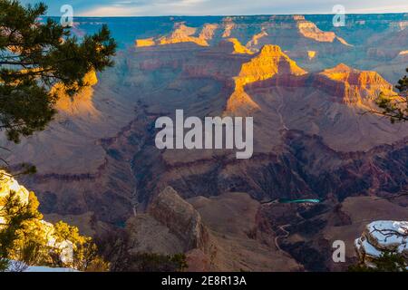 Schneebedeckter Pima Point und die Colorado River Gorge unten, Grand Canyon National Park, Arizona, USA Stockfoto