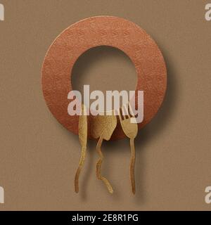 Kreative Küche Konzept, Restaurierung Hintergrund. Abstrakte leere Kupferplatte und luxuriöse geschmolzene goldene Besteck hängen an beige Wand. Quadratisches Surre Stockfoto