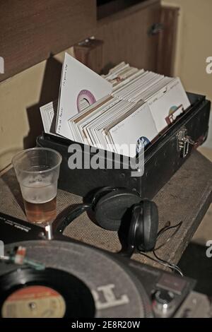 45rpm Singles - Platten - in einer DJ-Box- AT Eine Soul-DJ-Nacht in London Stockfoto