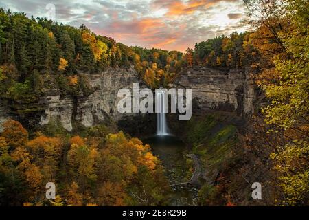 Taughannock Falls New York Sonnenuntergang In Vollen Herbstfarben Stockfoto