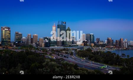 Perth Skyline von King's Park am Abend Stockfoto