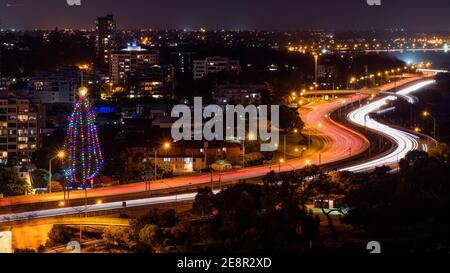 Kwinana Freeway von King's Park bei Nacht Stockfoto