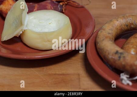 Schafsmilchkäse und portugiesische Räucherwurst auf Tontellern Stockfoto