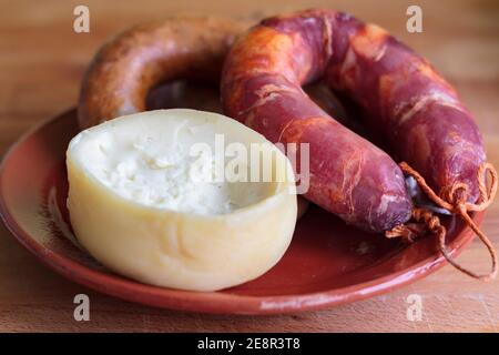 Schafskäse aus Azeitao und portugiesische Räucherwurst Tonplatte Stockfoto