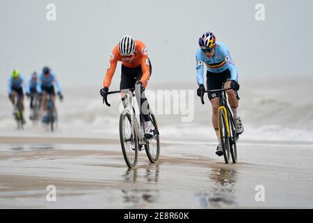 Mathieu van der Poel (NED) und Wout van Aert (Bel) bei den Herren Elite Cyclo-Cross Weltmeisterschaften am 31. Januar. 2021 in Ostend, Belgien Credit: SCS/Soenar Chamid/AFLO/Alamy Live News Stockfoto