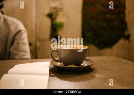 tasse Cappucino im Café Stockfoto