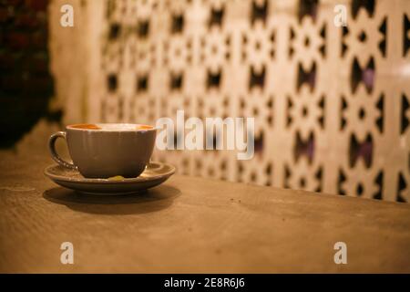 tasse Cappucino im Café Stockfoto