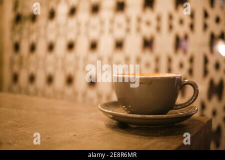 tasse Cappucino im Café Stockfoto
