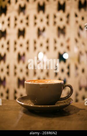 tasse Cappucino im Café Stockfoto