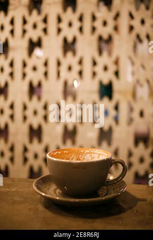 tasse Cappucino im Café Stockfoto