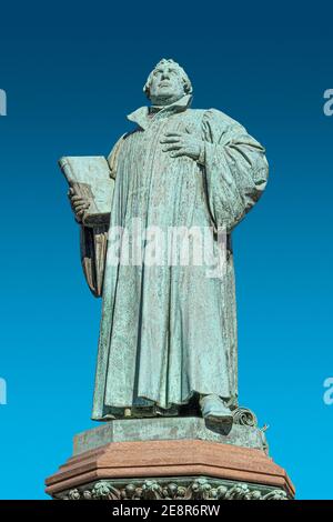 Statue von Martin Luther in Magdeburg Innenstadt am blauen Himmel, Deutschland, Nahaufnahme, Details Stockfoto