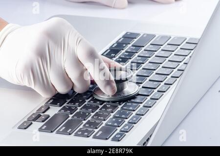 Gesundheit und Technologie Stethoskop auf Leiterplatte blau. Überprüfen Sie die reparierte externe Festplatte auf dem Computer Stockfoto