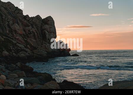 Morro Rock bei Sonnenuntergang. Morro Bay State Park, kalifornische Küste Stockfoto