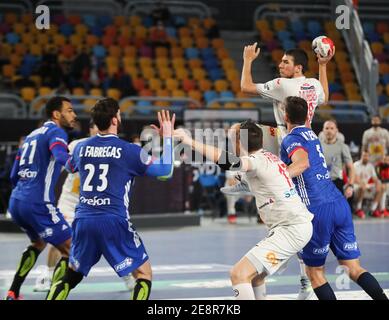Kairo, Ägypten. Januar 2021. Daniel Dujshebaev Dovichebaeva (TOP) aus Spanien schießt während des Bronzemedaillenmatches zwischen Spanien und Frankreich bei der 27. Herren Handball Weltmeisterschaft 2021 in Kairo, Ägypten, am 31. Januar 2021. Quelle: Str/Xinhua/Alamy Live News Stockfoto
