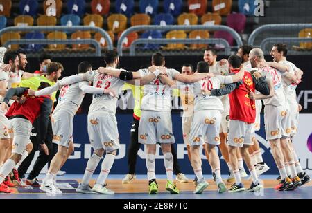 Kairo, Ägypten. Januar 2021. Spanische Spieler feiern nach dem Gewinn des Bronzemedaillenmatches zwischen Spanien und Frankreich bei der 27. Männer Handball-Weltmeisterschaft 2021 in Kairo, Ägypten, am 31. Januar 2021. Quelle: Str/Xinhua/Alamy Live News Stockfoto