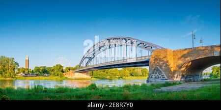 Panoramablick über eine neue Sternbrücke und Stadtbeobachtung Riesenrad in Magdeburg, Deutschland, Sommer Stockfoto