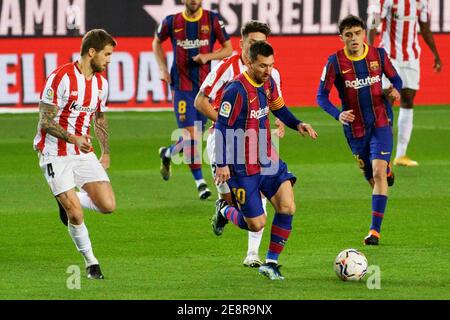 Barcelona, Spanien. Januar 2021. Lionel Messi (C, Front) von Barcelona läuft mit dem Ball während des spanischen Liga-Fußballspiels zwischen FC Barcelona und Athletic Club Bilbao in Barcelona, Spanien, 31. Januar 2021. Quelle: Str/Xinhua/Alamy Live News Stockfoto