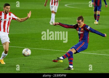 Barcelona, Spanien. Januar 2021. Antoine Griezmann (R) aus Barcelona dreht während des Fußballspiels der spanischen Liga zwischen dem FC Barcelona und dem Athletic Club Bilbao in Barcelona, Spanien, am 31. Januar 2021. Quelle: Str/Xinhua/Alamy Live News Stockfoto