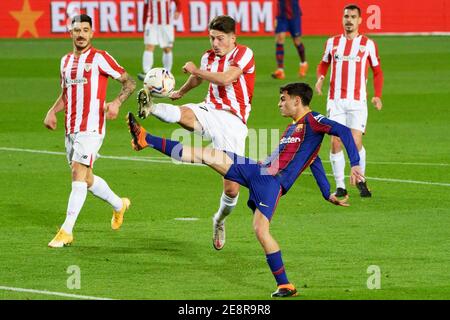 Barcelona, Spanien. Januar 2021. Pedri (R) aus Barcelona spielt mit Yuri Berchiche (C) aus Bilbao während des Fußballspiels der spanischen Liga zwischen dem FC Barcelona und dem Athletic Club Bilbao in Barcelona, Spanien, am 31. Januar 2021. Quelle: Str/Xinhua/Alamy Live News Stockfoto