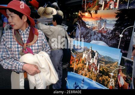 Weibliche japanische Touristin, die Souvenirs und Postkarten anschaut, Schloss Neuschwanstein, König Ludwig Tour, Hohenschwangau, Allgäu, Bayern, Deutschland Stockfoto