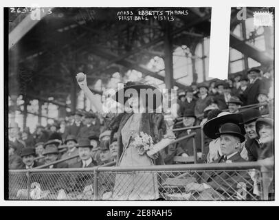 Miss Genevieve Ebbets, jüngste Tochter von Charley Ebbets, wirft die erste Kugel an der Eröffnung von Ebbets Field (Baseball) Stockfoto