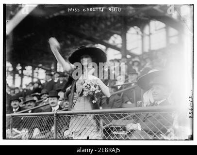 Miss Genevieve Ebbets, jüngste Tochter von Charley Ebbets, wirft die erste Kugel an der Eröffnung von Ebbets Field (Baseball) Stockfoto