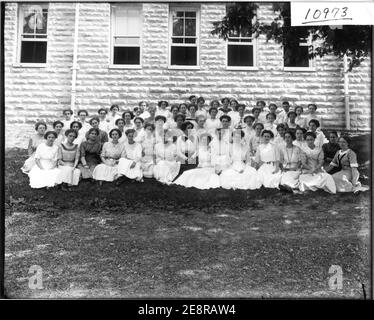 Miss Logan mit Ohio State Normal College Summer School Gruppe 1911 (3200511304). Stockfoto