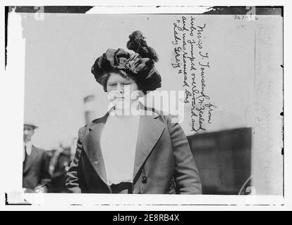 Miss T. Townsend von N. Zealand, sprang über Bord und wurde von LADY GREY gerettet Stockfoto