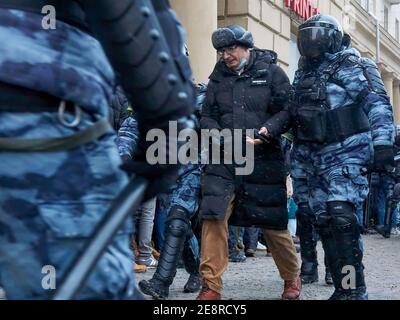 Moskau, Russland. Januar 2021. Die Nationalgarde führte während der Demonstration einen intelligenten Protestierenden von der Straße. Mehr als fünftausend Menschen wurden während der Kundgebungen in verschiedenen Städten Russlands zur Unterstützung des Oppositionsführers Alexej Nawalny festgenommen, der am 17. Januar verhaftet wurde, als er aus Deutschland zurückkehrte, wo er sich fünf Monate lang von Vergiftungen erholt hatte. Kredit: SOPA Images Limited/Alamy Live Nachrichten Stockfoto