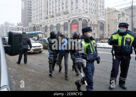 Moskau, Russland. Januar 2021. Polizisten verhaften einen Protestierenden während der Demonstration. Mehr als fünftausend Menschen wurden während der Kundgebungen in verschiedenen Städten Russlands zur Unterstützung des Oppositionsführers Alexej Nawalny festgenommen, der am 17. Januar verhaftet wurde, als er aus Deutschland zurückkehrte, wo er sich fünf Monate lang von Vergiftungen erholt hatte. Kredit: SOPA Images Limited/Alamy Live Nachrichten Stockfoto