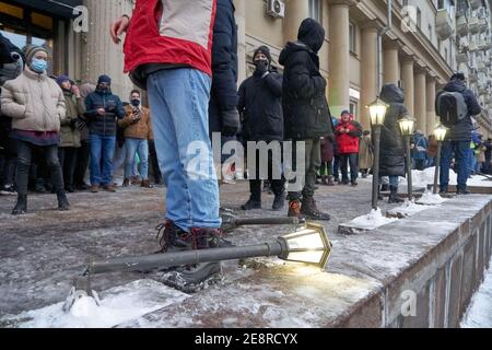 Moskau, Russland. Januar 2021. Lampenpfosten sind entlang des Komsomolskaja Platzes während des Protestes gebrochen abgebildet. Mehr als fünftausend Menschen wurden während der Kundgebungen in verschiedenen Städten Russlands zur Unterstützung des Oppositionsführers Alexej Nawalny festgenommen, der am 17. Januar verhaftet wurde, als er aus Deutschland zurückkehrte, wo er sich fünf Monate lang von Vergiftungen erholt hatte. Kredit: SOPA Images Limited/Alamy Live Nachrichten Stockfoto