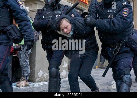 Moskau, Russland. Januar 2021. Polizisten verhaften einen Protestierenden während der Demonstration. Mehr als fünftausend Menschen wurden während der Kundgebungen in verschiedenen Städten Russlands zur Unterstützung des Oppositionsführers Alexej Nawalny festgenommen, der am 17. Januar verhaftet wurde, als er aus Deutschland zurückkehrte, wo er sich fünf Monate lang von Vergiftungen erholt hatte. Kredit: SOPA Images Limited/Alamy Live Nachrichten Stockfoto