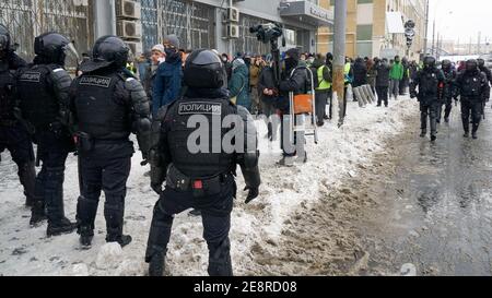 Moskau, Russland. Januar 2021. Demonstranten werden während der Demonstration von Polizisten auf der Straße umgeben. Mehr als fünftausend Menschen wurden während der Kundgebungen in verschiedenen Städten Russlands zur Unterstützung des Oppositionsführers Alexej Nawalny festgenommen, der am 17. Januar verhaftet wurde, als er aus Deutschland zurückkehrte, wo er sich fünf Monate lang von Vergiftungen erholt hatte. Kredit: SOPA Images Limited/Alamy Live Nachrichten Stockfoto